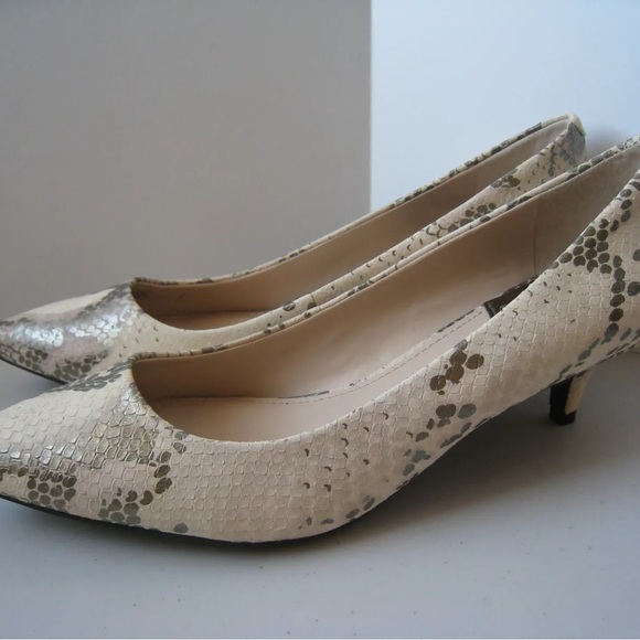 VINCE CAMUTO Naureen Women's Kitten Heel Pumps Heels Sz 8 Ivory Silver Snake - Picture 2 of 6